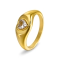Macro-opname van een brede gouden ring met centraal geplaatste hartvormige zirkonia - US 6 / Goud