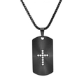 Collana da uomo con piastrina nera e croce con strass su sfondo bianco puro - Set collana nera