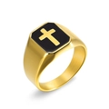Detail eines vergoldeten Edelstahlrings mit schwarzer Emaille und Kreuzrelief-Motiv - US 7 / Gold