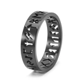 Macro-opname van zwarte titaniumstalen ring met uitgesneden Noordse Viking-runen ontwerp - US 6 / Zwart