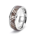 Herrenring aus Titanstahl mit Whiskeyfass-Holzeinlage und geometrischem V-förmigem Metalldetail - US 8 / Dunkles Holz (Rot)