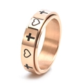 Dettaglio anello rotante oro rosa con incisioni di cuori e croci nere - US 5 / Oro rosa