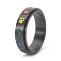 Dettaglio dell'anello rotante nero spazzolato con impronte di zampe arcobaleno colorate - US 5 / Nero