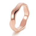 Polierter Mobius Ring in Roségold mit minimalistischem Wellendesign auf weißem Hintergrund - US 6 / Roségold