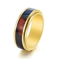 Polierter goldener Edelstahlring mit dunkelroter und blauer Holzmaserung-Einlage - US 6 / Gold