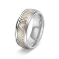Detailansicht eines silbernen Titanrings mit Dreiecksmustern und Holzeinlage für Herren - US 8 / Helles Holz (Weiß)