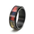 Detail eines schwarzen Edelstahlrings mit dreifarbiger Holzeinlage und gebürsteter Textur - US 6 / Schwarz