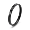 Detalle macro de anillo minimalista de acero de titanio negro de 2mm pulido brillante - US 5 / Negro
