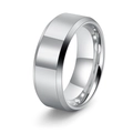 Détail du bord biseauté et de la surface polie d'une bague large en tungstène - US 9 / 8mm / Argent