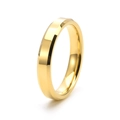 Vue macro du bord biseauté et de la surface dorée polie sur la bague en acier tungstène - US 9 / 4mm / Or