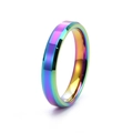 Détail macro de la bague en tungstène dégradé arc-en-ciel avec bords biseautés - US 9 / 4mm / Coloré