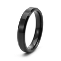 Gros plan détaillé d'une bague en tungstène poli noir avec des bords biseautés élégants - US 9 / 4mm / Noir