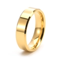 Détail macro d'une bague minimaliste en tungstène doré avec bords biseautés et fini poli miroir - US 9 / 6mm / Or