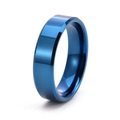 Gros plan d'une bague en tungstène bleu avec bords biseautés et finition brillante - US 9 / 6mm / Bleu