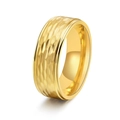 Breiter Herrenring aus Titanstahl in Gold mit gehämmerter Textur und mattem Finish - US 6 / Gold