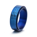 Macro detail van de diepblauwe titanium stalen ring met geometrische diamantgeslepen textuur - US 6 / Blauw