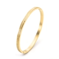 Détail du bracelet en or rose 18K avec finition dépolie et fermoir latéral visible - 4mm Largeur / Or