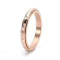Gedetailleerd zijaanzicht van een 3MM roségouden ring met geometrische piramidepatronen - US 5 / Roségoud