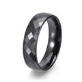 Detail van zwarte keramische ring met een gefacetteerd oppervlak en gepolijste binnenste rand - US 6 / Zwart