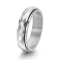 Makroaufnahme von silbernem Spinner-Ring aus Titanstahl mit rautenförmig geschliffenem Band - US 6 / Schmaler Stil / Silber