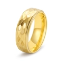 Anello in tungsteno dorato con superficie martellata unica e finitura geometrica strutturata - US 6 / Oro