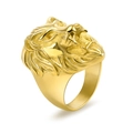 Macro della testa di leone incisa su un anello in acciaio inossidabile dorato - US 8 / Oro