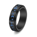 Nahaufnahme vom schwarzen Edelstahl-Drehring mit blauen Mond- und Sternenmustern - US 5 / Schwarz