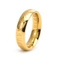 Détail macro d'une bague en acier inoxydable doré avec des inscriptions runiques nordiques - US 7 / Doré