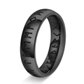 Bague Viking en acier noir de 6mm avec runes nordiques gravées, vue sous un angle de 45° - US 7 / Noir