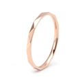 Primer plano de anillo geométrico de oro rosa con facetas triangulares pulidas - US 5 / Oro rosa