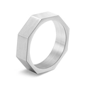 Macro-opname van een industriële achthoekige ring met geborsteld roestvrij staal finish - US 6 / 6mm / Zilver