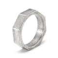 Macro-opname van vintage zilveren achthoekige ring met geborstelde finish en industrieel - US 6 / 6mm / Antiek Zilver