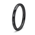 Makroaufnahme eines schwarzen Wolframrings mit facettierter Oberfläche und glatter Innenseite - US 5 / Schwarz