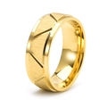 Makroaufnahme von goldenem Edelstahlring mit gebürsteter Oberfläche und Gravuren - US 6 / Gold