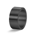Dettaglio dell'anello in titanio nero opaco largo 10mm con finitura in metallo spazzolato - US 7 / Nero