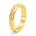 Dettaglio macro dell'anello placcato oro 18K con motivo trapuntato e bordo ondulato - US 6 / Oro Senza Diamante