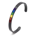 Dettaglio del bracciale aperto in acciaio nero opaco con inserti smaltati arcobaleno - Nero