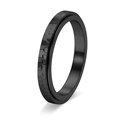 Dettaglio macro di un anello nero da 3mm in acciaio con finitura superficiale martellata - US 5 / Nero
