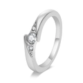 Elegante anillo cruzado de plata con diamante redondo y detalles de piedras laterales - US 6 / Plateado