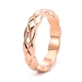 Vista ravvicinata dell'anello in oro rosa con motivo trapuntato a rombi matelassé - US 6 / Oro Rosa senza Strass