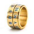 Dettaglio macro dell'anello in acciaio dorato con texture spazzolata e numeri romani blu - US 7 / Oro