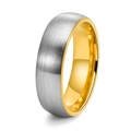 Dettaglio della superficie spazzolata argento e interno lucido dorato su anello in tungsteno - US 5 / 6mm / Mix Argento-Oro