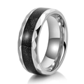 Anello sfaccettato in acciaio inossidabile con intarsio in fibra di carbonio nera lucida - US 7 / Color Acciaio