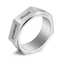 Détail d'une bague hexagonale argentée en métal brossé avec mots de vertu gravés - US 7 / Couleur Acier