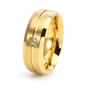 Primer plano de anillo de titanio dorado con acabado cepillado y diamante incrustado - US 6 / Dorado