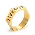 Vue détaillée de la bague hexagonale en acier titane doré avec gravure de runes nordiques - US 6 / Doré