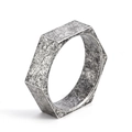 Detail van industriële zeshoekige ring met vintage zilveren afwerking en textuur - US 6 / Antiek Zilver