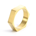 Macro-opname van een gouden zeshoekige ring met industriële geborstelde metaaltextuur - US 6 / Goud
