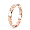 Dettaglio dell'anello in oro rosa con cuori a maglia e struttura con motivo a cuore - US 6 / Oro rosa