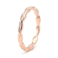 Detaillierte Makroansicht eines Roségold-Stapelrings mit strukturiertem Flechtmuster - US 5 / Roségold